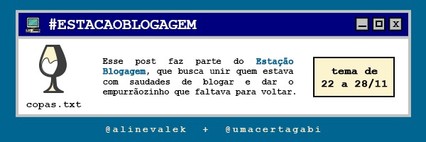 Dentro de uma janela retrô estilo Windows 95, com fundo azul, o ícone de copas.txt e o texto: Esse post faz parte do Estação Blogagem, que busca unir quem estava com saudades de blogar e dar o empurrãozinho que faltava para voltar. Tema de 22 a 28/11. No rodapé as arrobas @alinevalek e @umacertagabi