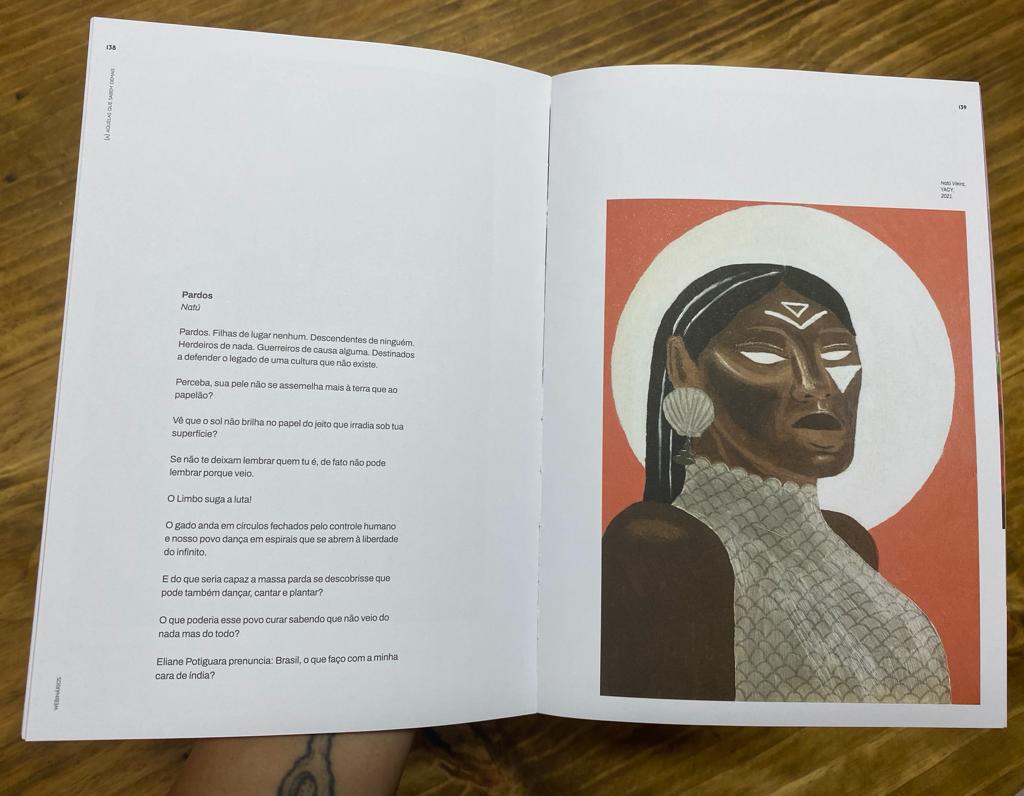Foto de um livro aberto nas páginas de um poema entitulado Pardos. Ao lado, a ilustração de uma mulher indígena sobre fundo vermelho, com pinturas brancas no rosto, usando uma roupa de escamas branca e um brinco de concha.